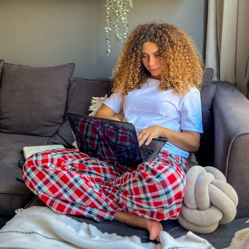 طقم بيجامة نسائي تيشيرت اوف وايت + بنطال كاروهات